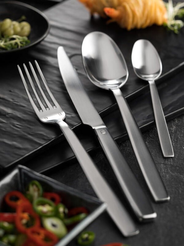 F43001-000000-B01012 Astoria Table Fork 02